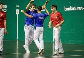 Mikel Egurrola y Aratz Ormaetxea se abrazan ante Aitor Etxeberria ayer en el Astelena de Eiba