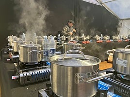 Roberto Ruíz preparando las alubias para el concurso del celemín.