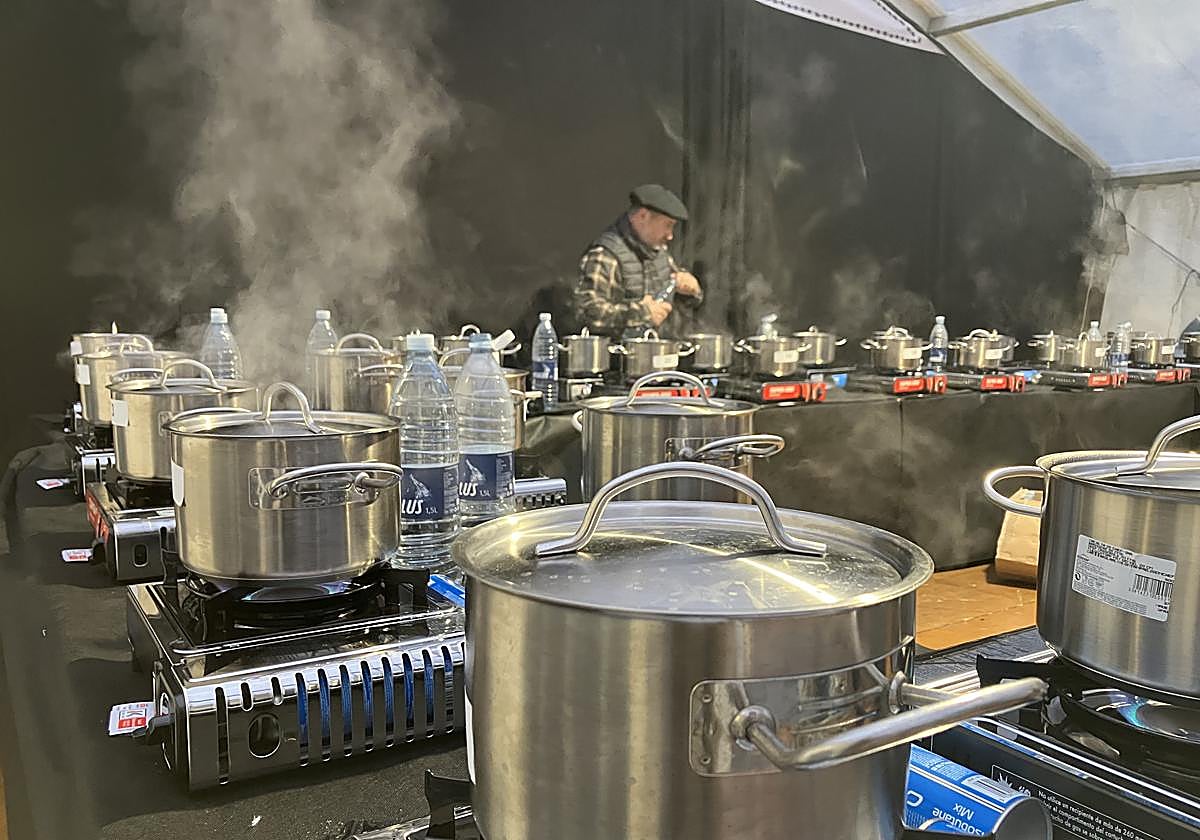 Roberto Ruíz preparando las alubias para el concurso del celemín.