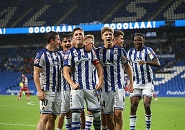 Peru Rodríguez, rodeado de Mariezkurrena, Carbonell y el resto de la plantilla, celebran un gol en Anoeta.