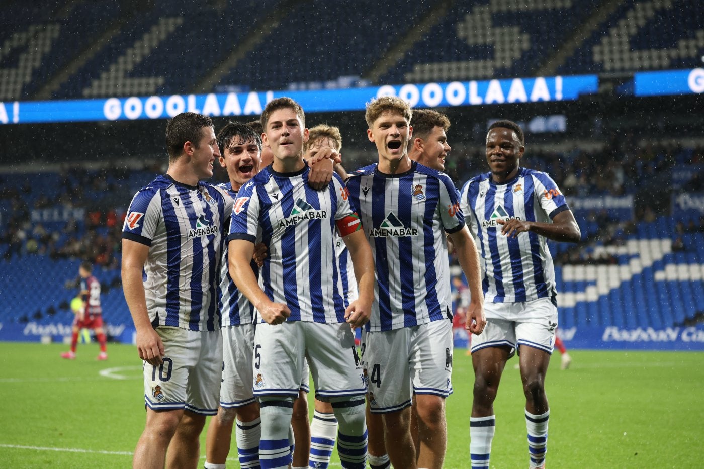 Peru Rodríguez, rodeado de Mariezkurrena, Carbonell y el resto de la plantilla, celebran un gol en Anoeta.