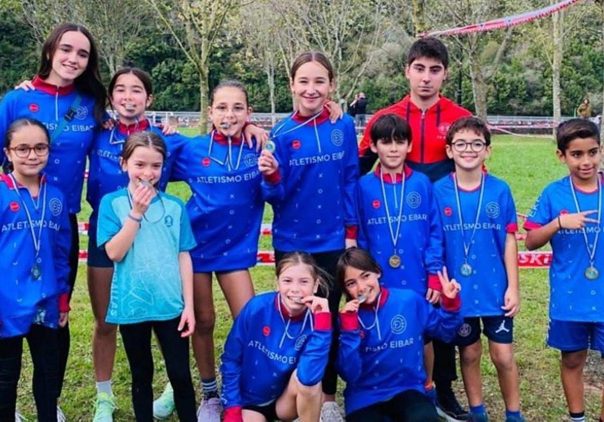 Los jóvenes del Atletismo Eskola tras participar en el Cross de Orio.