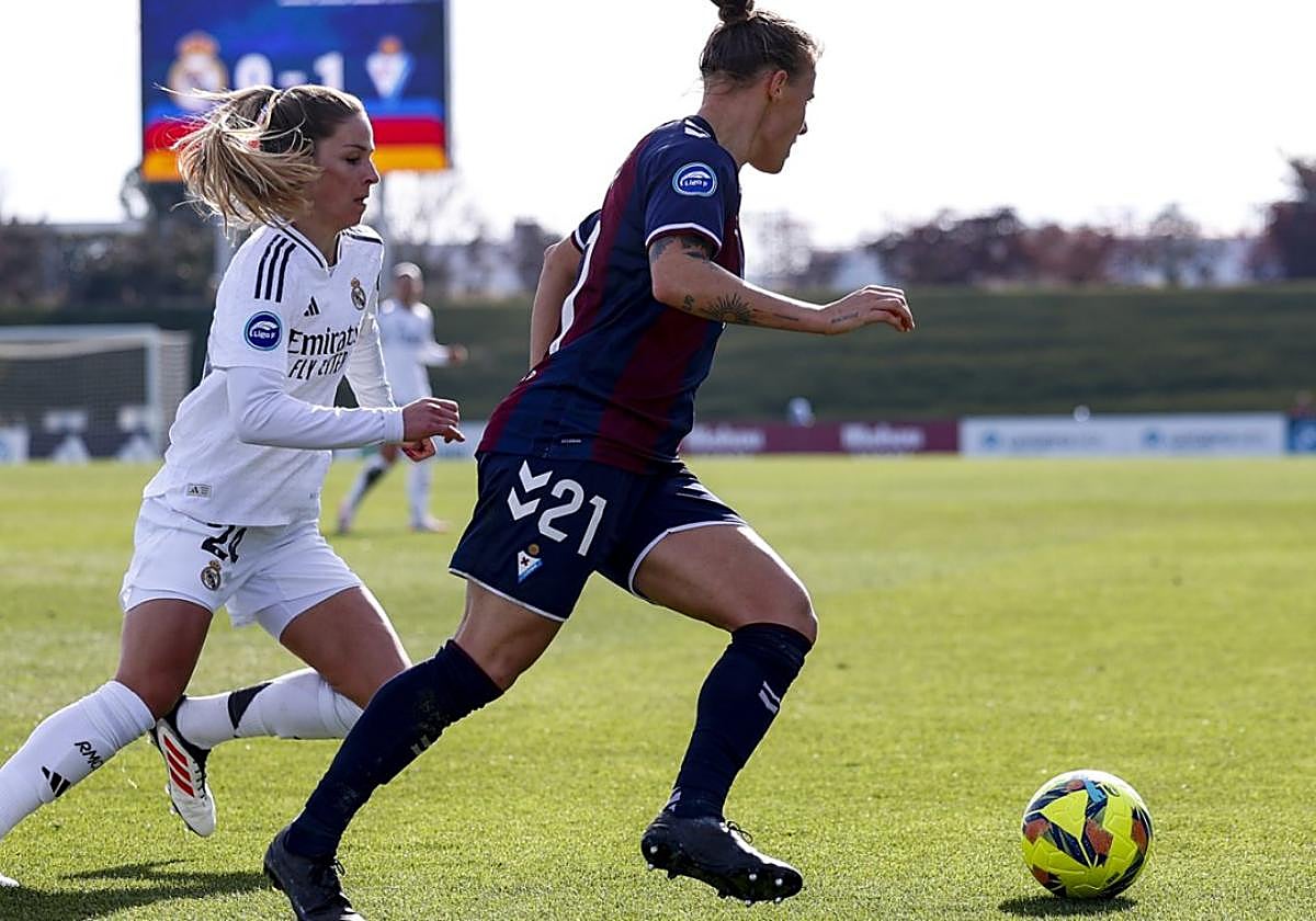 El marcador favorable para el Eibar durante el partido del pasado 19 de noviembre tras Annelie Leitner, con la pelota, y Melanie Leupolz.