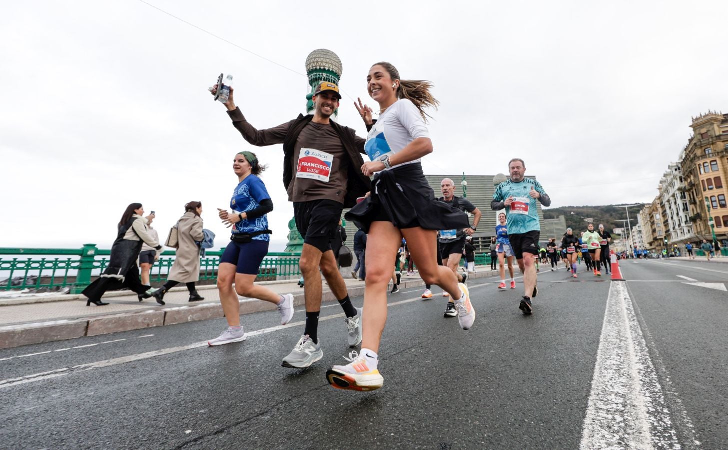 Los 42 kilómetros de la Zurich Maratón, en imágenes