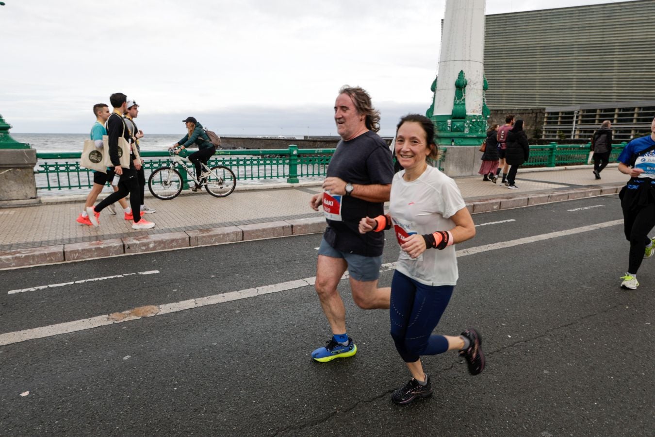 Los 42 kilómetros de la Zurich Maratón, en imágenes