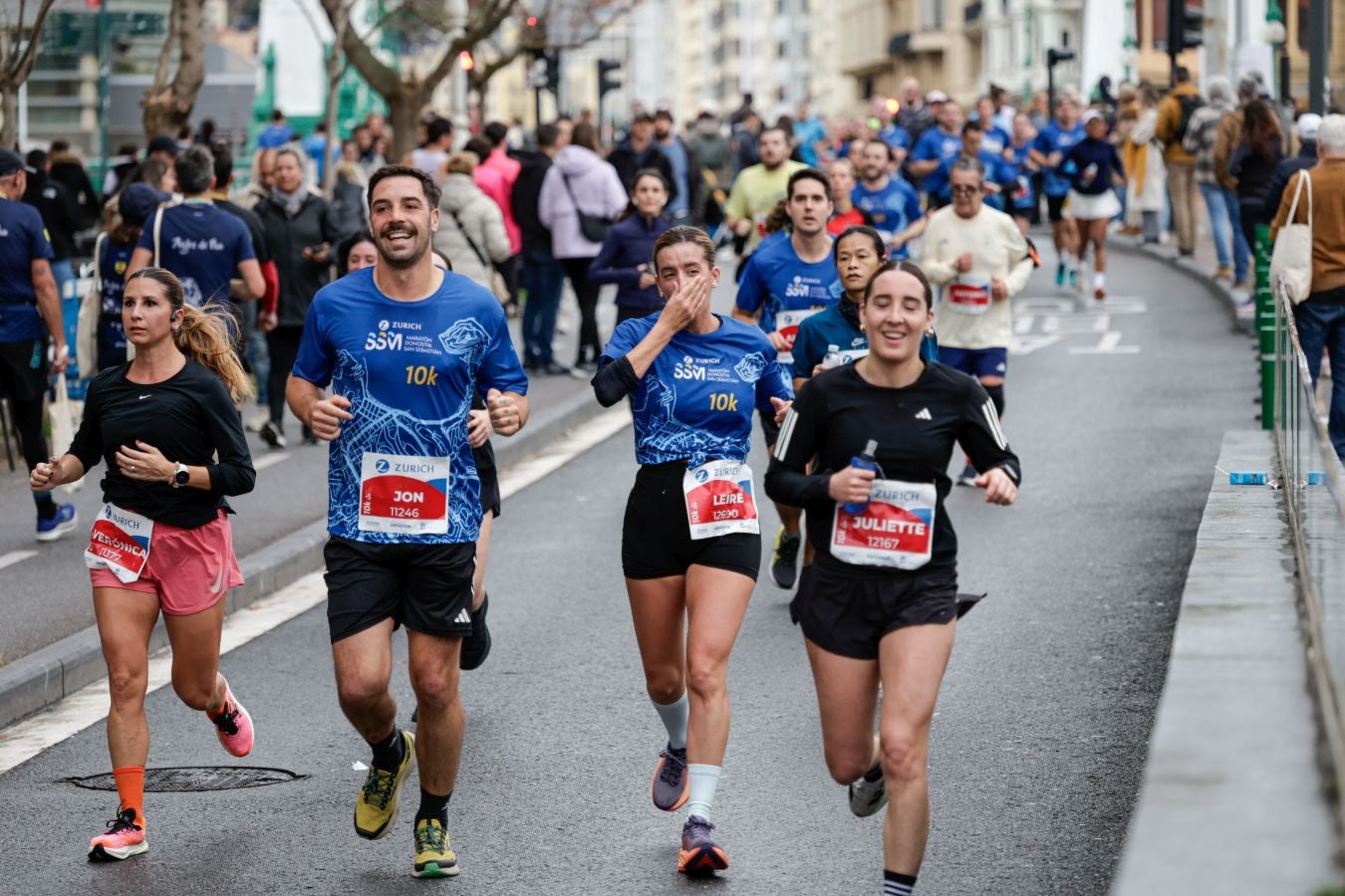 Los 42 kilómetros de la Zurich Maratón, en imágenes