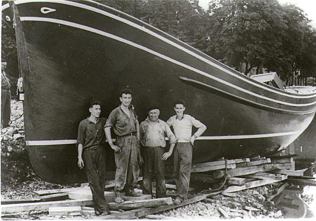Luxiano Alberdi, último carpintero de ribera de Errenteria, con sus hijos y un trabajador del astillero el año 1955.