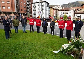Ofrenda floral en Beasain, en memoria de los ertzainas Arostegui y Mijangos.