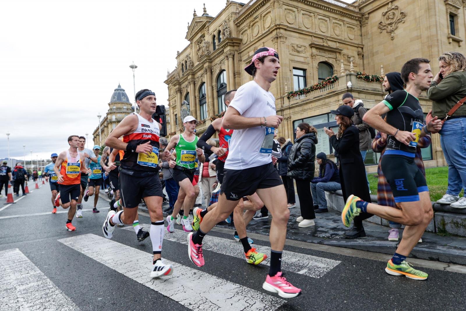 Los 42 kilómetros de la Zurich Maratón, en imágenes