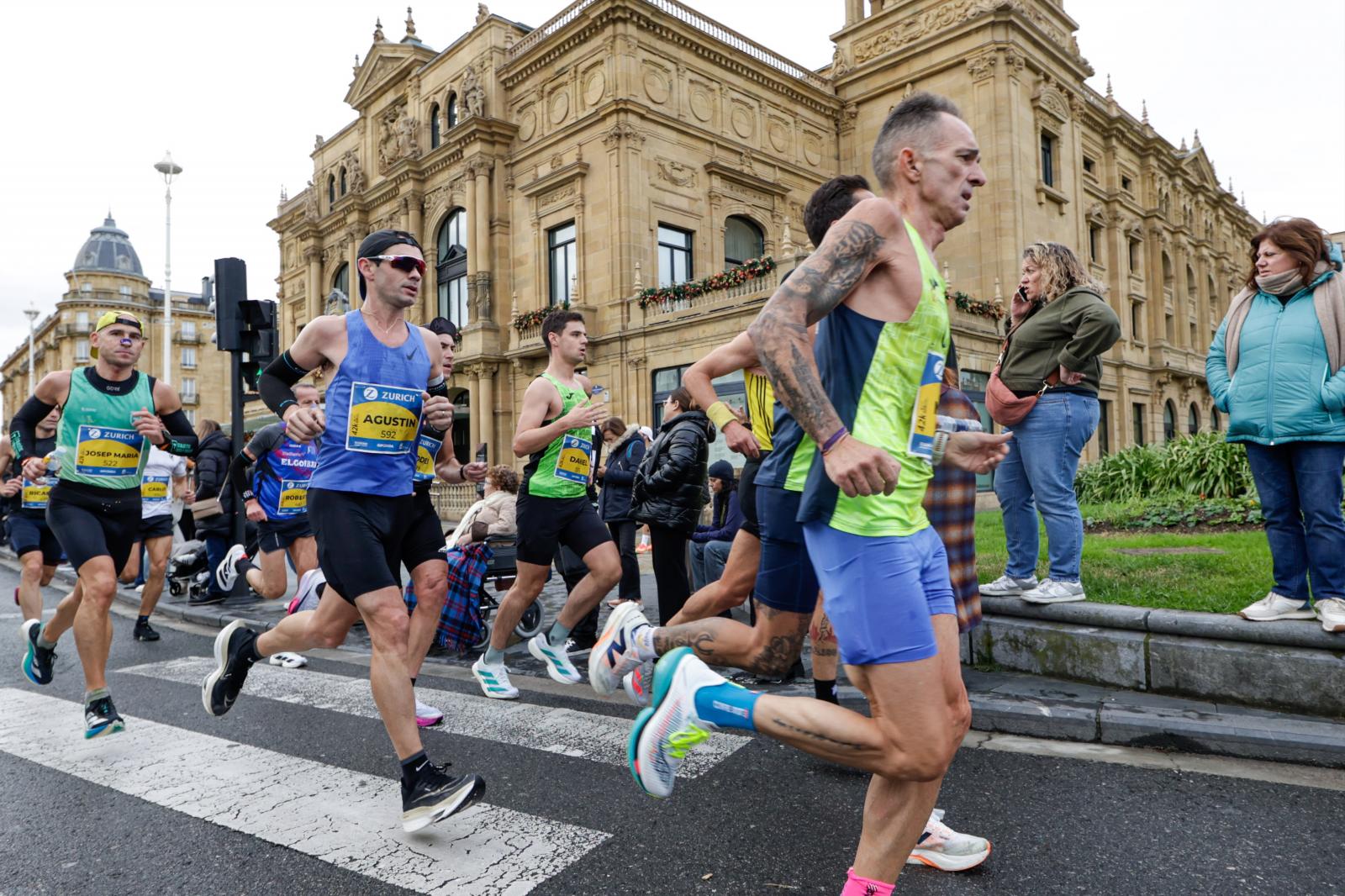 Los 42 kilómetros de la Zurich Maratón, en imágenes