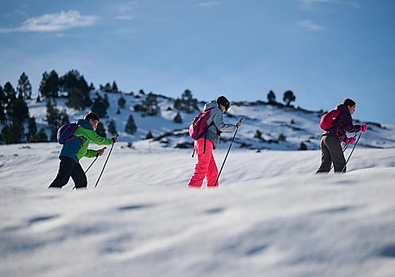Ikasleak 2025eko eskiaren eskola-kanpainan, Larra-Belagua zentroko pistetan, Izaban.