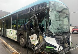 Estado en el que ha quedado el autobús de Lurraldebus siniestrado.