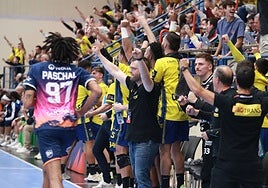 Alex Mozas y el banquillo bidasotarra, celebrando contra el Saint Raphael.