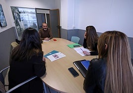 Uson, director del servicio foral de protección a la mujer, con responsables de Urrats, Garaitu y Hariberria, que optan por no mostrar su rostro por seguridad.