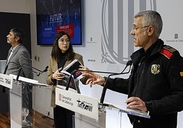 La consellera de Interior de la Generalitat, Núria Parlon, junto al director de la Policía, Josep Lluís Trapero (izda), y el comisario jefe de los Mossos d'Esquadra, Miquel Esquius.