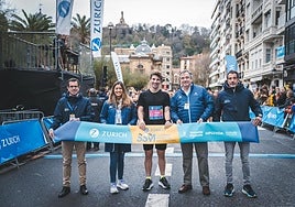 Iñigo Olaizola, en el extremo izquierdo, en el corte de cinta con el alcalde Jon Insausti.