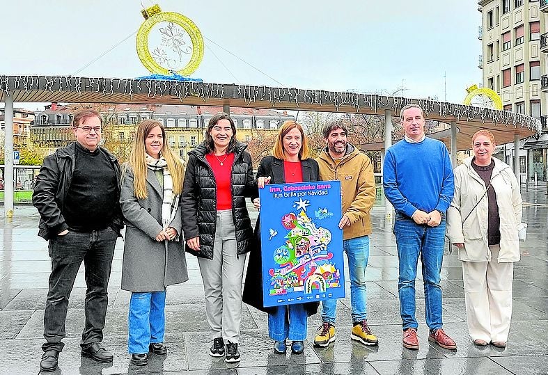 El árbol de navidad de 21 metros se instaló este lunes. Será transitable y a partir del 5 de diciembre ofrecerá espectáculos de luz y sonido.