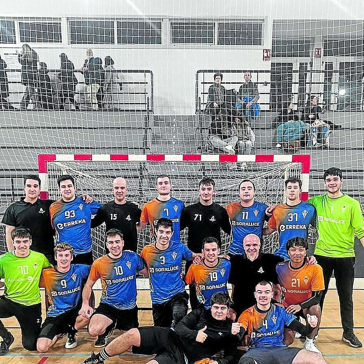 Una sonriente plantilla con muchas ganas de celebrar.