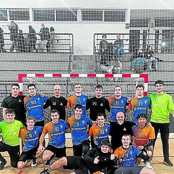 Una sonriente plantilla con muchas ganas de celebrar.