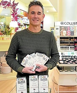 Javier Inda, presidente de Ibai-Arte, muestra las tabletas a regalar.