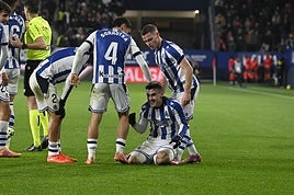 Barrene es felicitado por Gorrotxategi y Sergio Gómez.