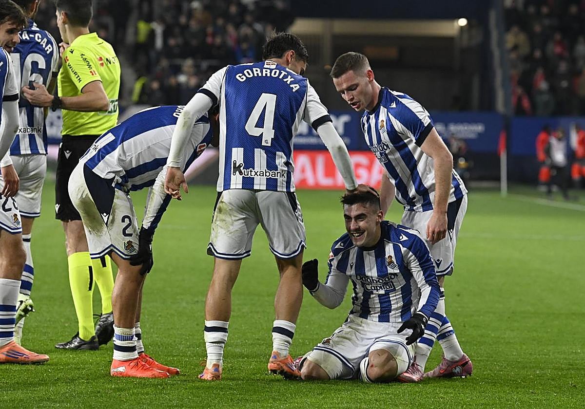 Barrene es felicitado por Gorrotxategi y Sergio Gómez.