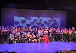 Participantes en el espectáculo de sevillanas ofrecido en Erribera kulturgunea.