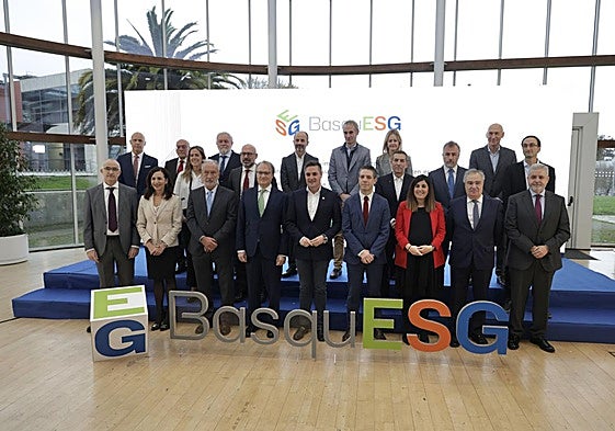 El consejero de Industria del Gobierno Vasco, Mikel Jauregi, junto a los representantes de las grandes empresas tractoras y entidades financieras unidas a la iniciativa presentada en San Sebastián.