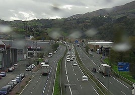 Un accidente múltiple en la N-I en Irura, sentido Donostia, se salda con cinco heridos y largas colas