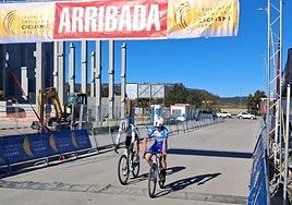 Aimar Irizar cruza la meta en el ciclo-cross de Gurb.
