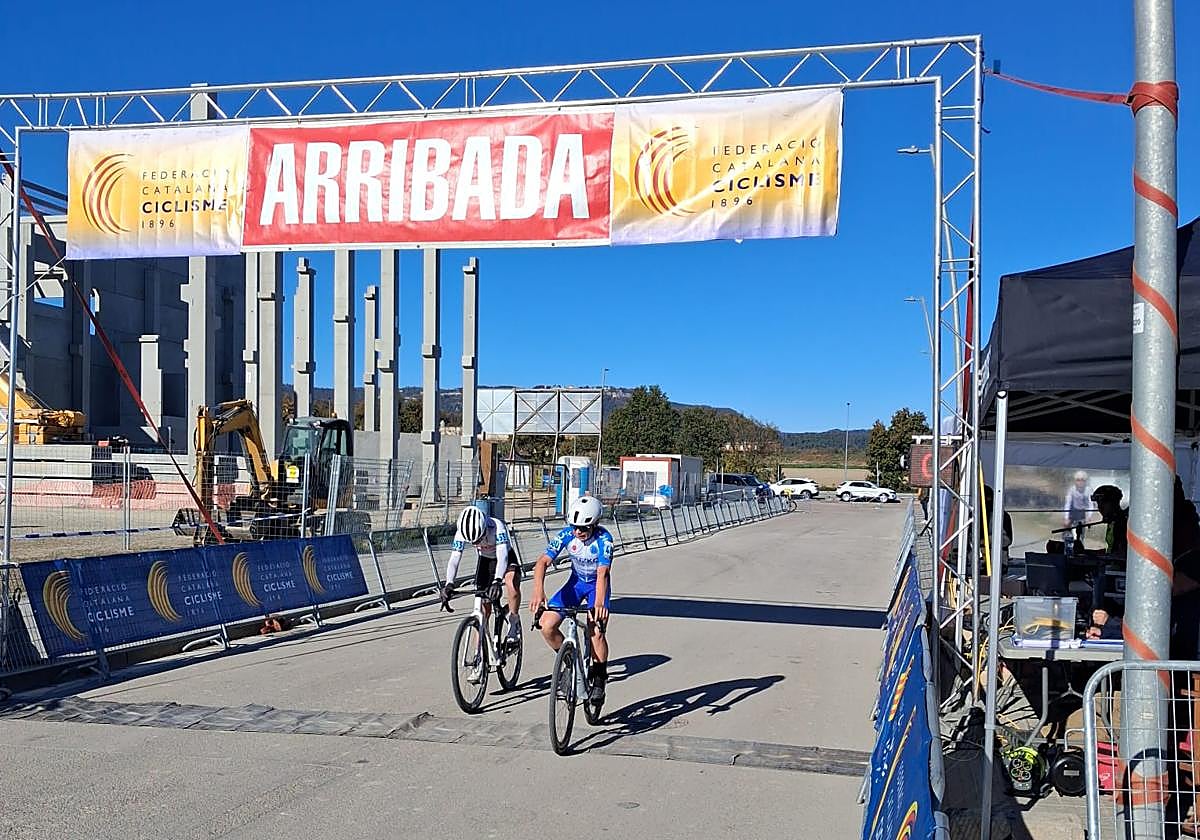 Aimar Irizar cruza la meta en el ciclo-cross de Gurb.