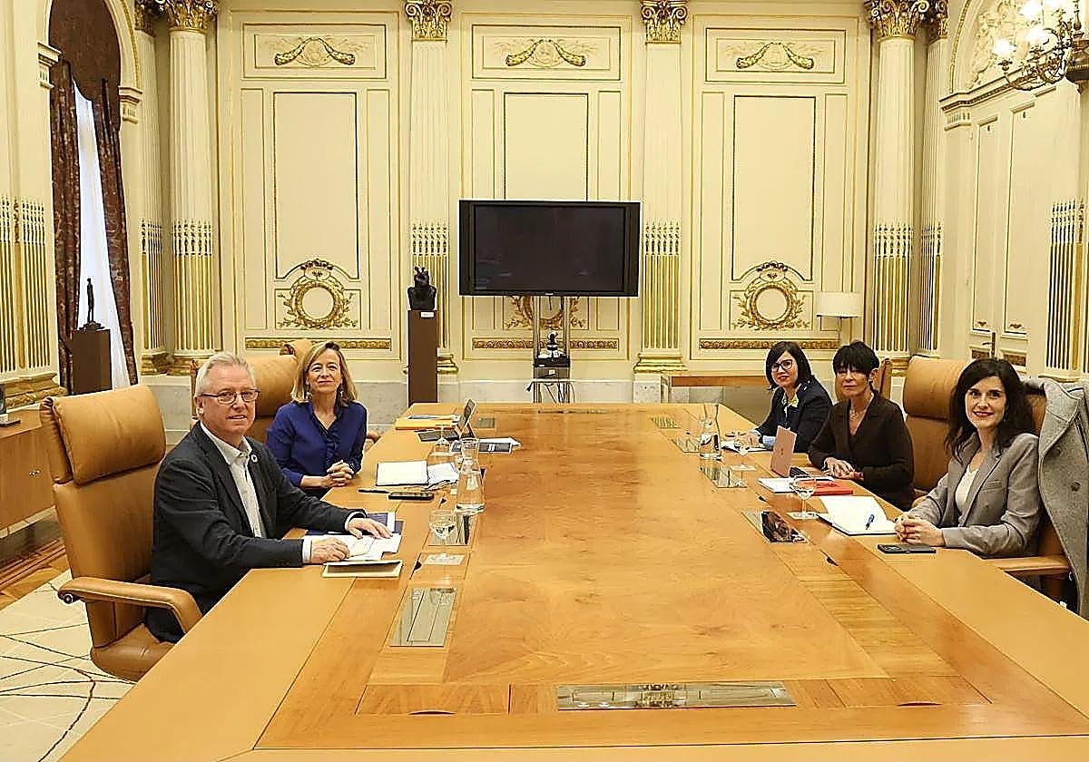 Reunión del gobierno foral, con Mendoza en el centro, y EH Bildu, a la derecha, con Iriarte como portavoz.