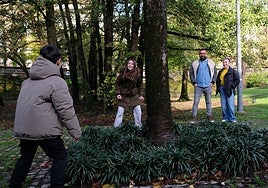 Los dos niños juegan en un parque bajo la mirada de sus padres.