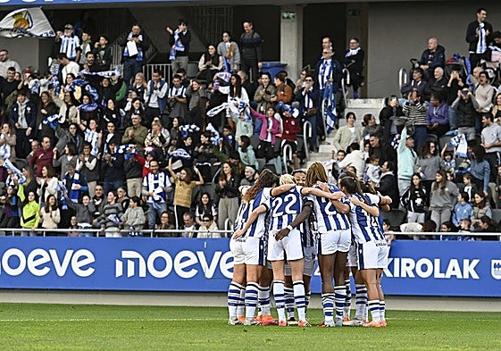 Las jugadoras de la Real celebran el gol de Edna Imade que les dio la victoria ante el Barça en Zubieta.