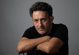 El escritor Mikel Santiago.