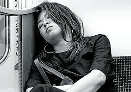 Una usuaria del metro de Tokio, en pleno sueño.