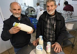 Fermin eta Gregorio Altzon duten esnetegian. Haien atzean, lanean, Koro, Gotzone eta Jon.