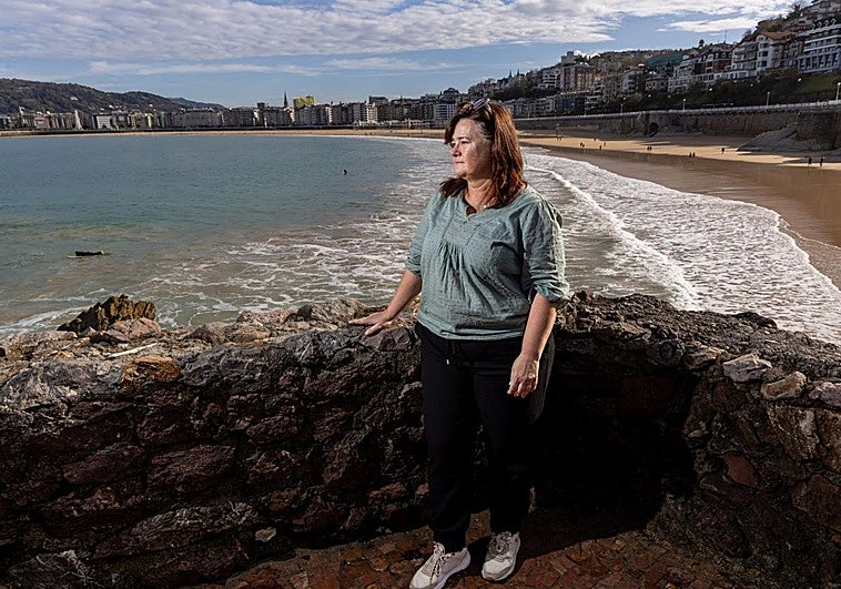 Itziar Loinaz, junto al Pico del Loro, en La Concha, donde dio el último adiós a su hijo Julen de 13 años, asesinado por su padre en 2011.