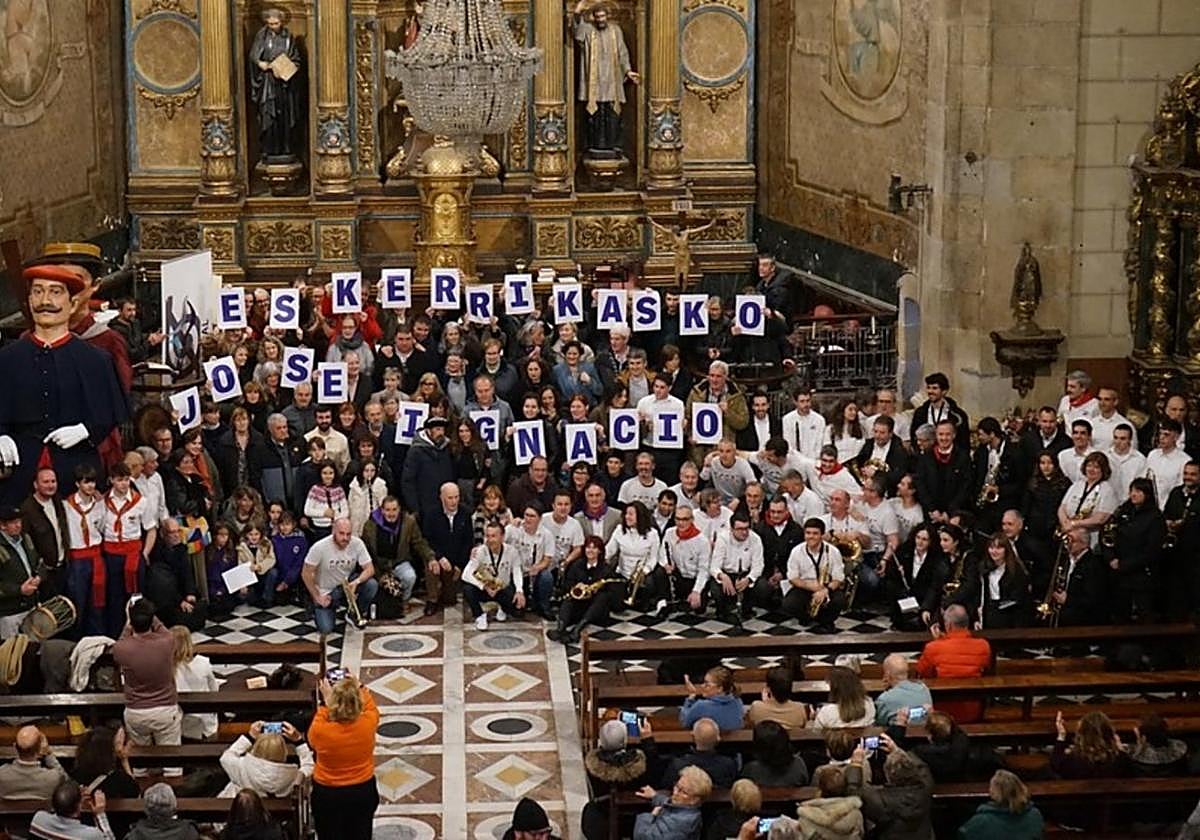 Los participantes en el homenaje aJosé Igacio Elortegi al término del evento celebrado en la iglesia.