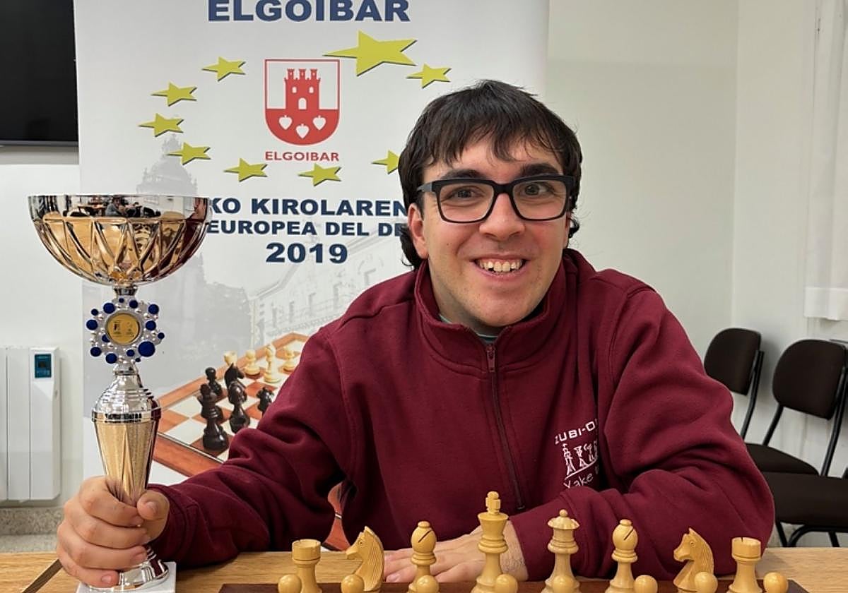 Markel Kerexeta con el trofeo de campeón de Segunda.