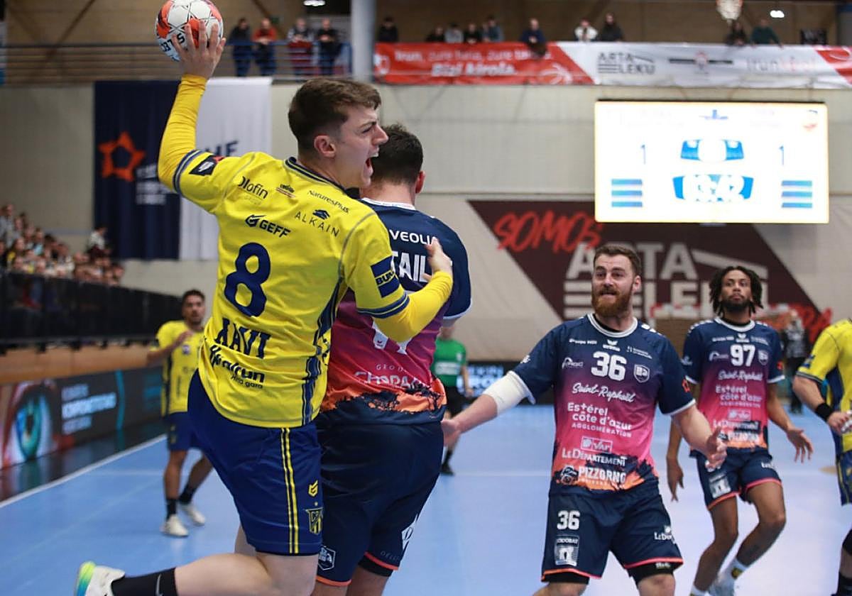 Xavi González lanzando a portería en el último partido europeo disputado en Artaleku.