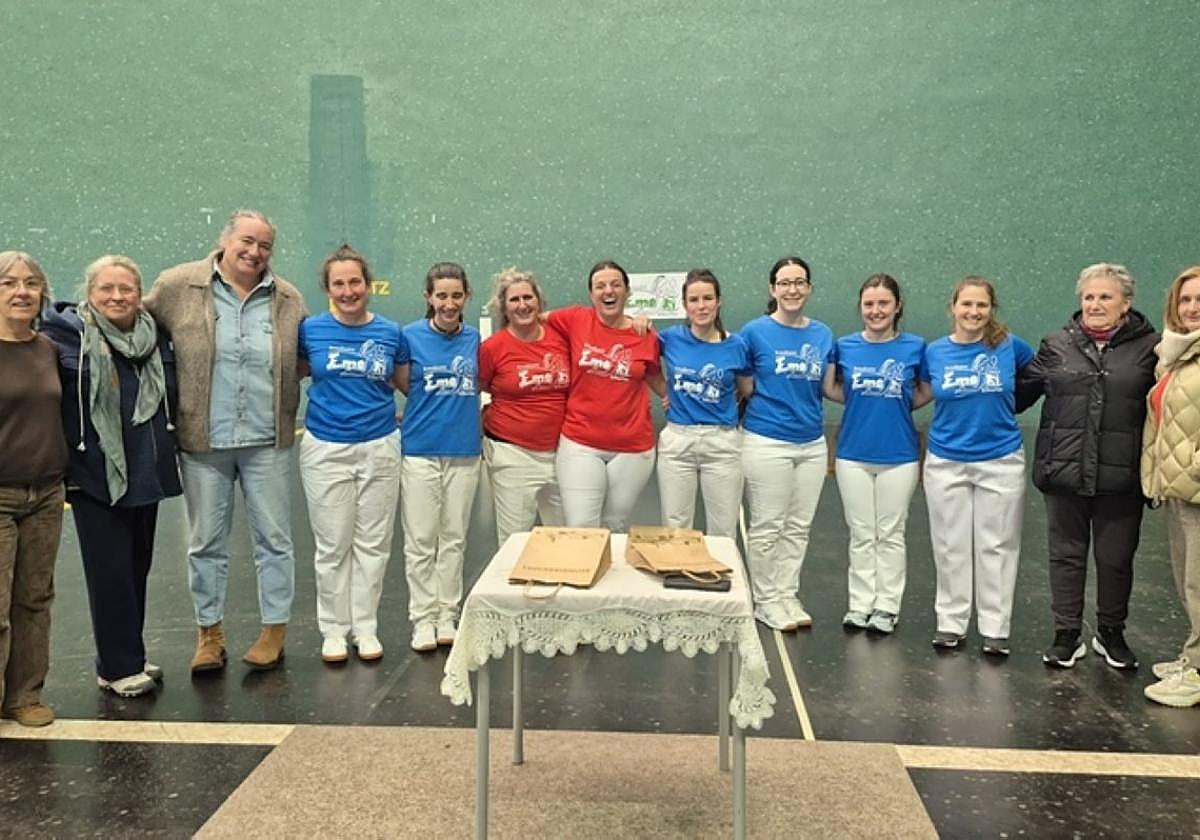 En el frontón Jostaldi se celebró un nuevo encuentro 'Bixi bixi'.