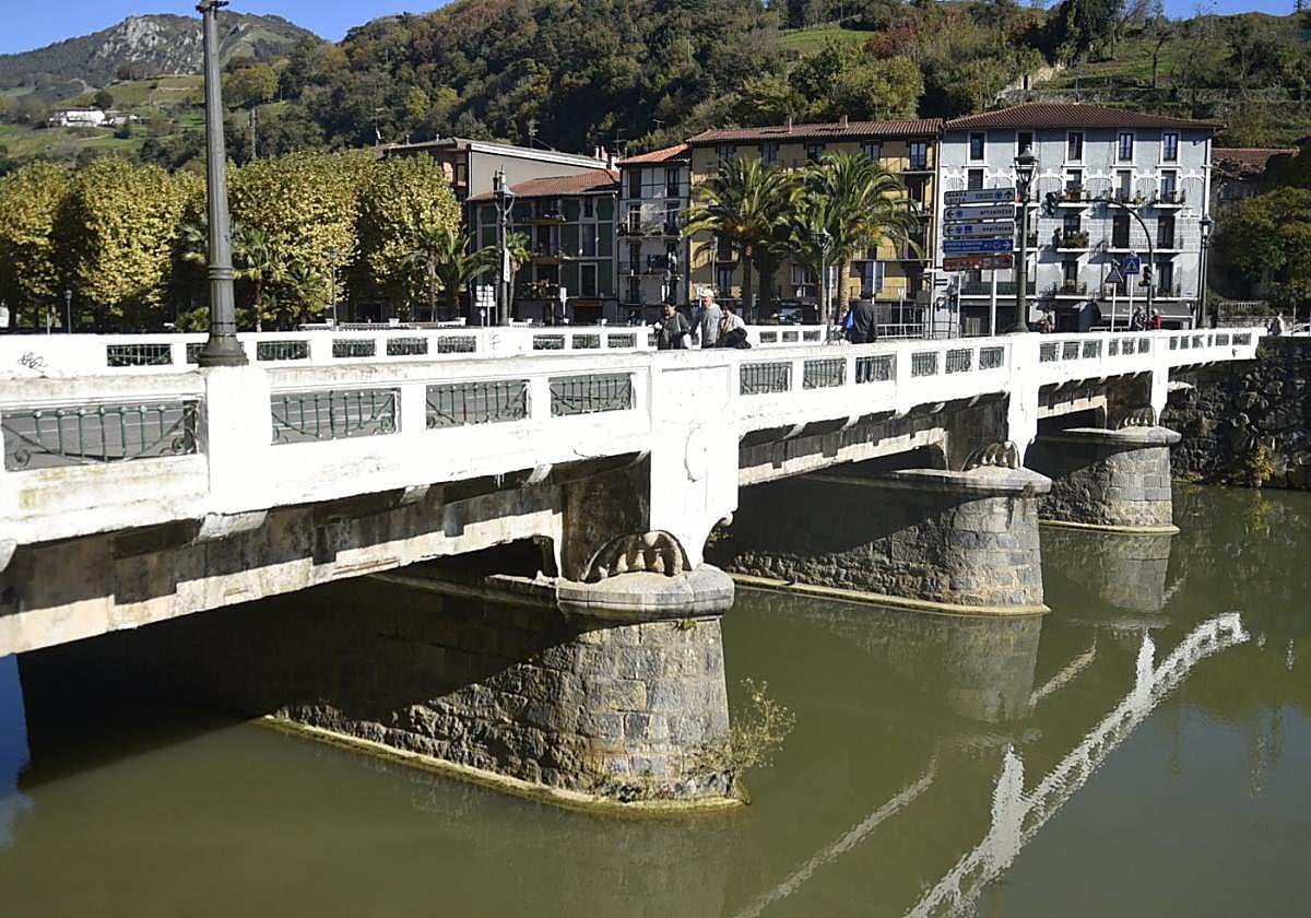 Vista parcial del actual Puente Nuevo, que será sustituido y los tolosarras podrán votar entre las alternativas planteadas.
