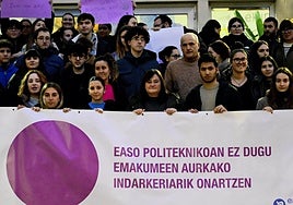 Easo Politeknikoa. Itziar Loinaz, en el centro de la pancarta junto a varios estudiantes del instituto, que se movilizó por el 25N por la mañana y por la tarde.