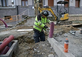 Un trabajador de origen extranjero, en una obra de Eibar.