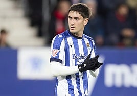 Jon Gorrotxategi aplaude durante el Osasuna-Real disputado en El Sadar