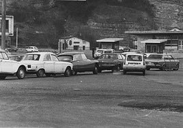 Coches en la antigua frontera de Behobia.