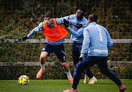 Jon Martín se zafa de Sadiq en el entrenamiento del martes en Zubieta