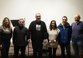 Julene Azpeitia literatur lehiaketaren irabazleak Iñaki Ostolaza alkatearekin eta Aitor Manterola eta Ainhoa Illarramendi zinegotziekin batera.