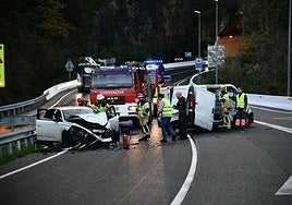 Los bomberos trabajan en el lugar del accidente.